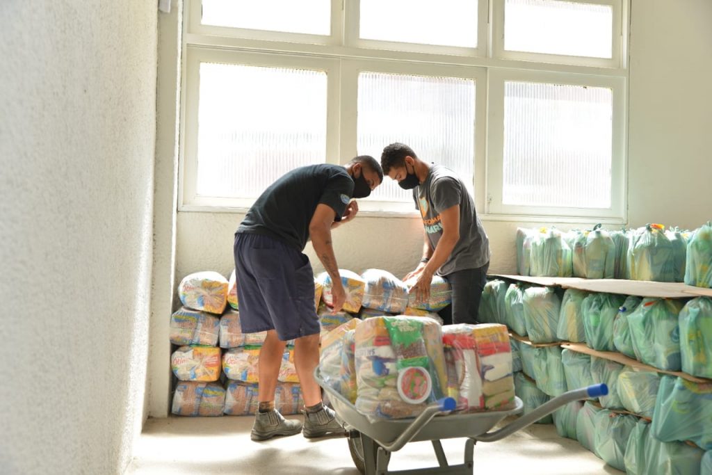 Pitú doa cestas básicas para artistas do Alto do Moura de Caruaru