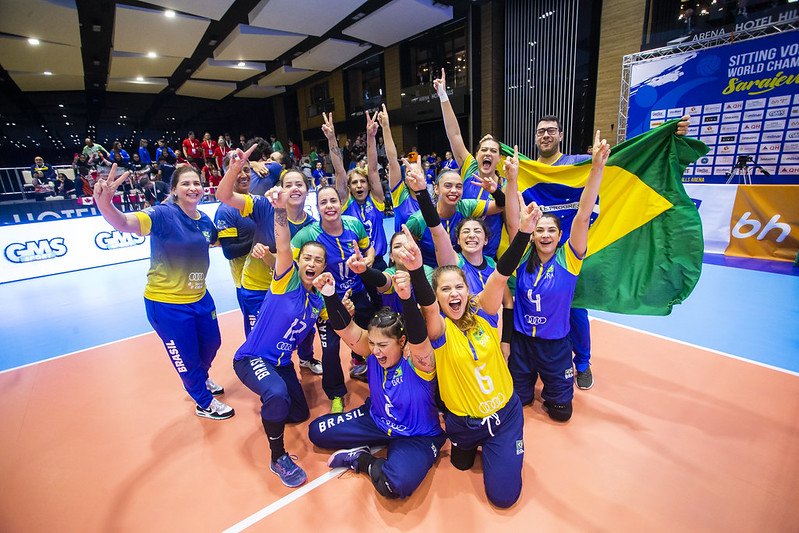 Com carinho da torcida, seleção brasileira de vôlei feminino